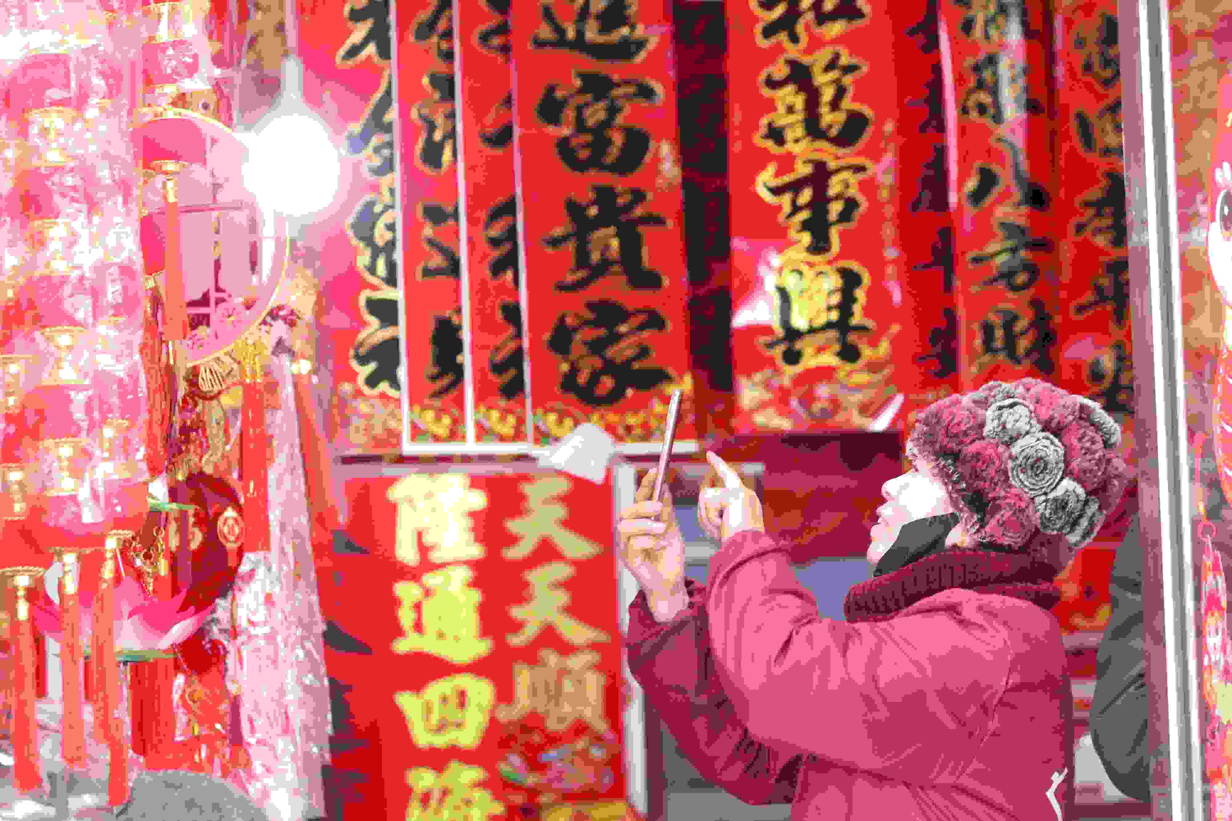 2025年1月5日，在山東省高密市夏莊鎮(zhèn)東李家村，商戶通過手機在網(wǎng)上推銷新春飾品。