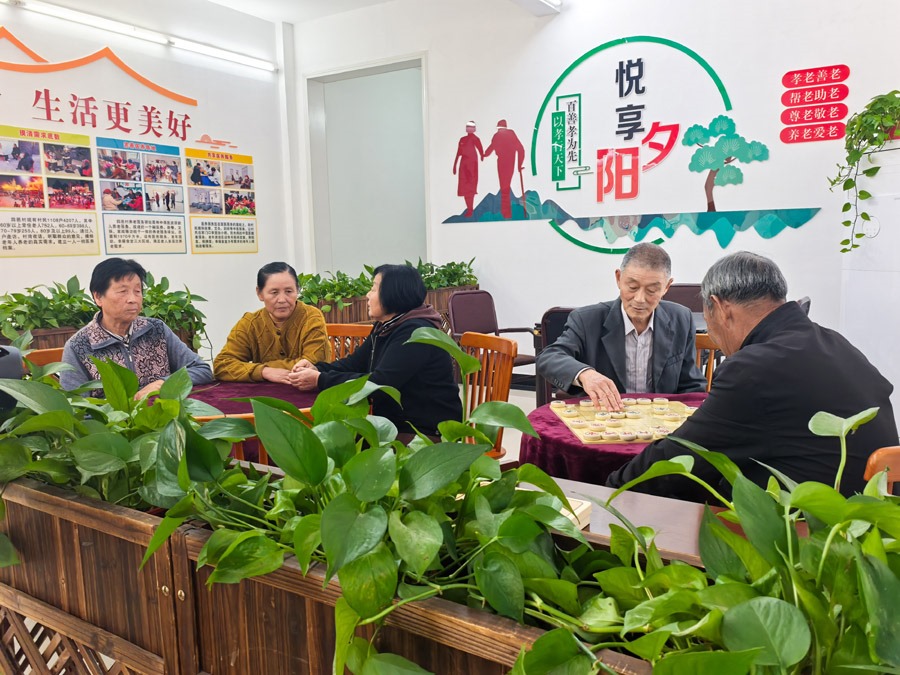 圖為湖北省咸寧市嘉魚縣潘家灣鎮(zhèn)四邑村養(yǎng)老服務驛站一角（2024年11月5日攝）。新華社記者 肖藝九 攝