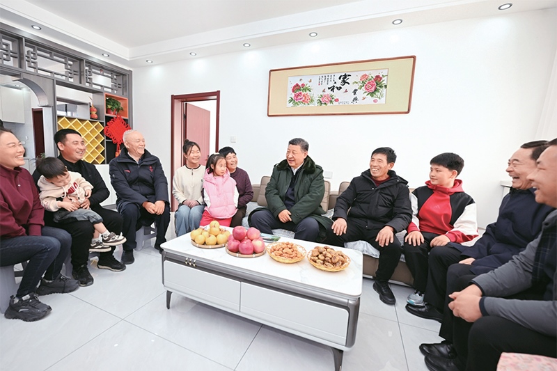 2025年1月22日至24日，中共中央總書記、國家主席、中央軍委主席習(xí)近平冒著嚴(yán)寒來到遼寧，看望慰問基層干部群眾。這是22日下午，習(xí)近平在葫蘆島市綏中縣明水滿族鄉(xiāng)祝家溝村考察時，同村民王寶維一家圍坐一起拉家常。 新華社記者 謝環(huán)馳/攝