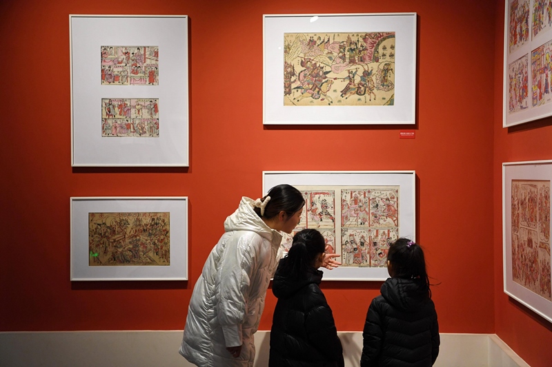 2023年2月3日，游客在河北武強(qiáng)年畫博物館內(nèi)參觀。