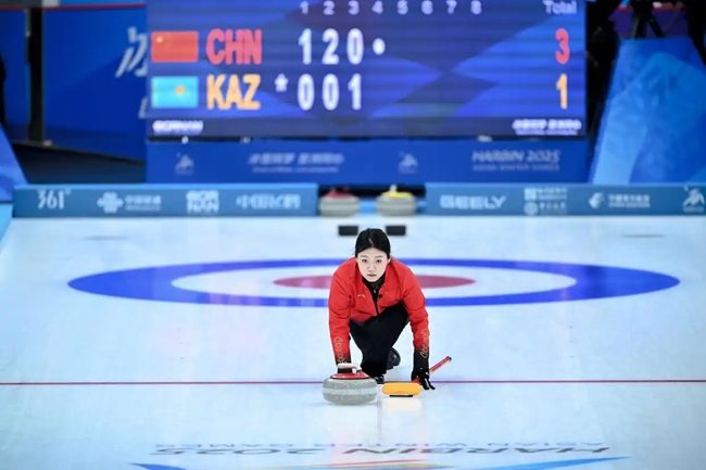 2月4日，中國(guó)隊(duì)選手韓雨在比賽中擲壺。新華社記者 江漢 攝