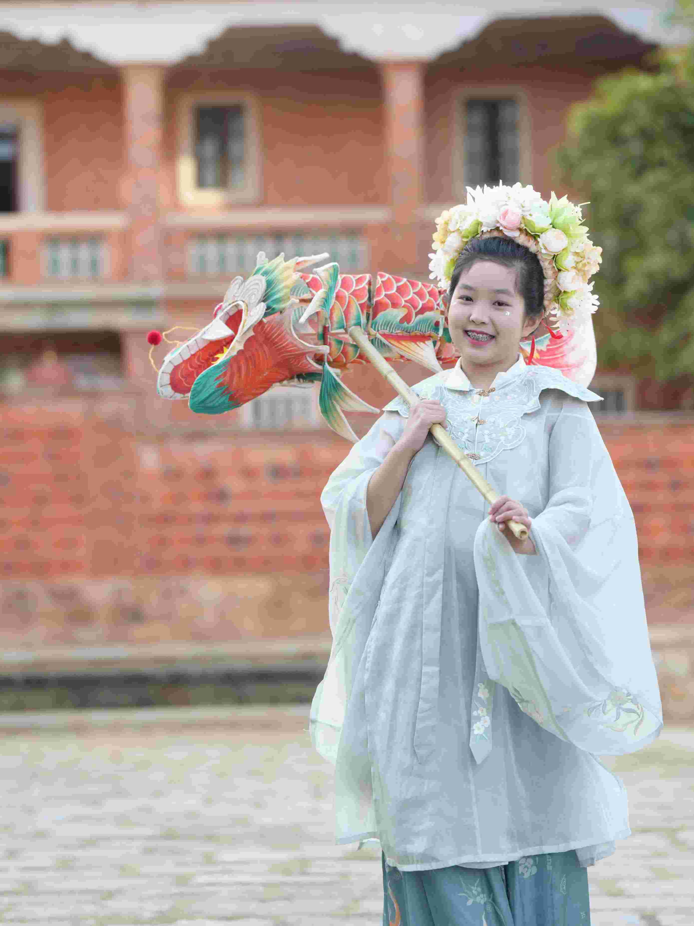 在泉州，沈女士為女兒拍下頭戴簪花的照片。受訪者供圖