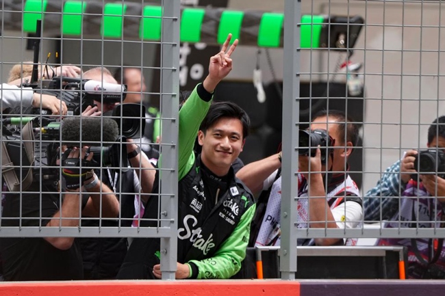 2024年4月19日，索伯車隊(duì)中國車手周冠宇（中）在練習(xí)賽前向觀眾致意。當(dāng)日，F(xiàn)1中國大獎(jiǎng)賽在上海開賽。中國車手周冠宇主場首秀參賽。新華社記者 夏一方攝