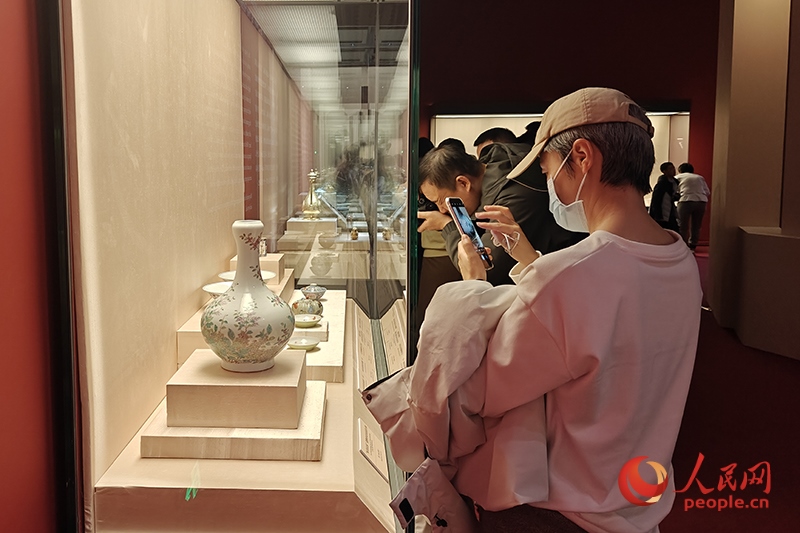 觀眾正在中國(guó)國(guó)家博物館參觀展覽。人民網(wǎng)記者 韋衍行攝