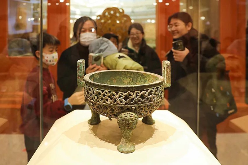 “尋蛇——藏在山西博物院里的蛇”展出的蟠蛇紋鏤空鼎。山西博物院供圖