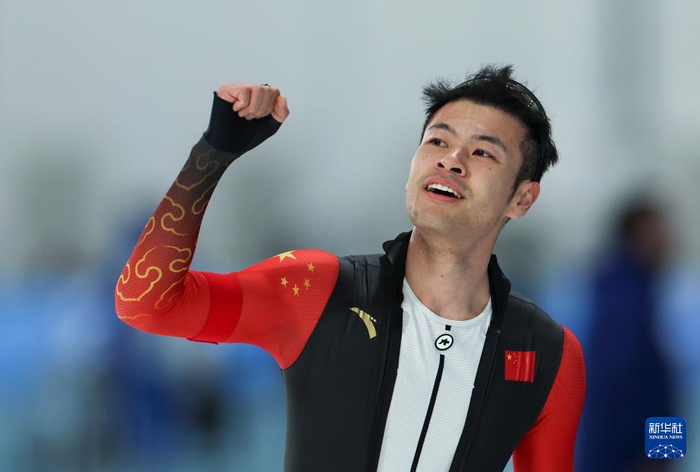 2月8日，寧忠?guī)r慶祝奪冠。新華社記者 王楷焱 攝