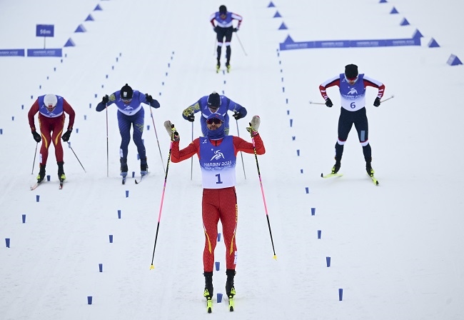 2月8日，王強(qiáng)（中）慶祝奪冠。新華社記者 張龍攝