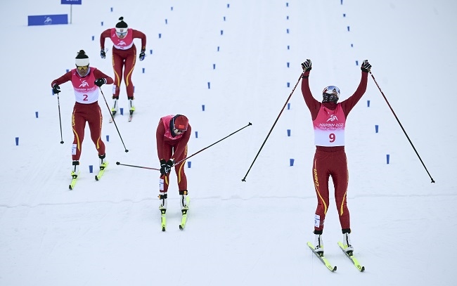 2月8日，李磊（右一）沖過(guò)終點(diǎn)后慶祝奪冠。新華社記者 張龍攝