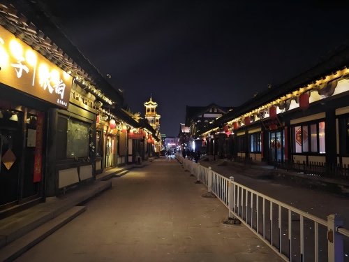 道歉公告發(fā)布后，夜晚10時的古城。人民網(wǎng)記者 黃鈺攝