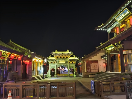 道歉公告發(fā)布后，凌晨5時的古城。人民網(wǎng)記者 黃鈺攝