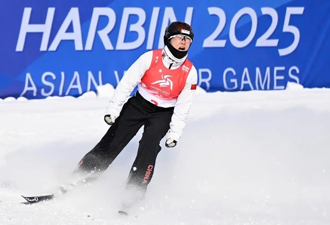 2月9日，徐夢桃在完成動作后慶祝。新華社記者 夏一方攝