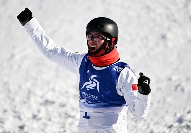 2月9日，李心鵬在比賽后慶祝。新華社記者 夏一方攝