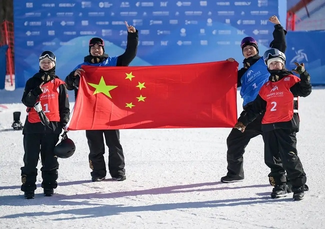 2月10日，中國隊(duì)選手張小楠、楊文龍、姜鑫杰與熊詩芮（從左至右）在比賽后慶祝。新華社記者 楊青攝
