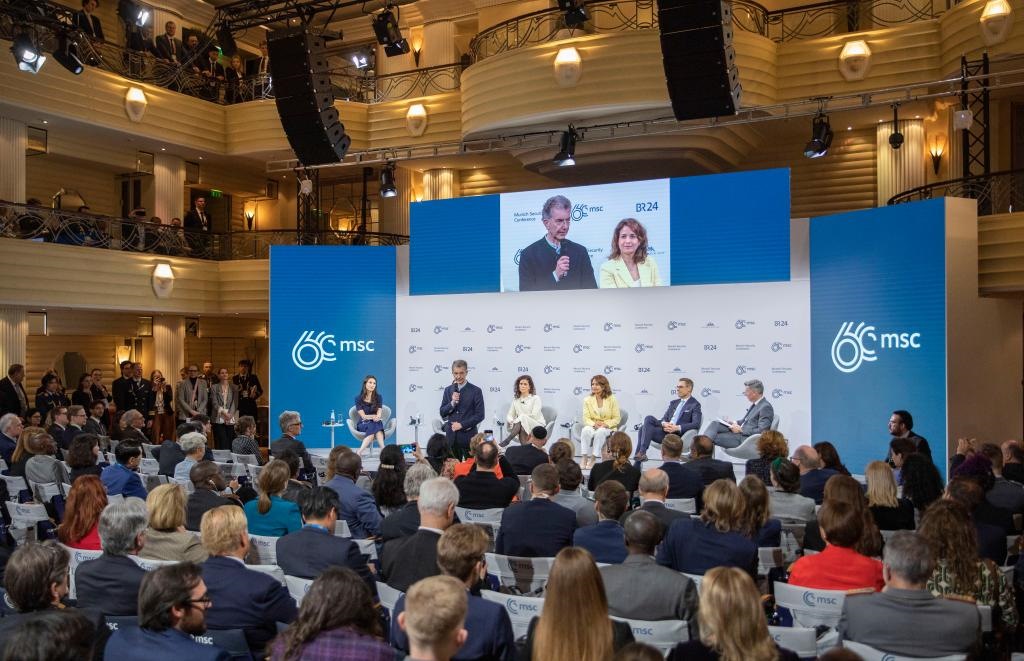 2024年2月18日，慕安會主席克里斯托夫·霍伊斯根（中左二）在德國慕尼黑舉行的第60屆慕尼黑安全會議上發(fā)表閉幕致辭。新華社記者 張帆 攝
