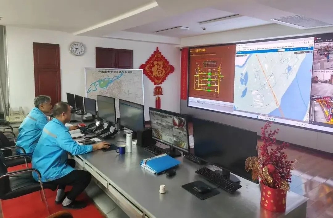 工作人員在燃?xì)庹{(diào)度中心值守。受訪者供圖
