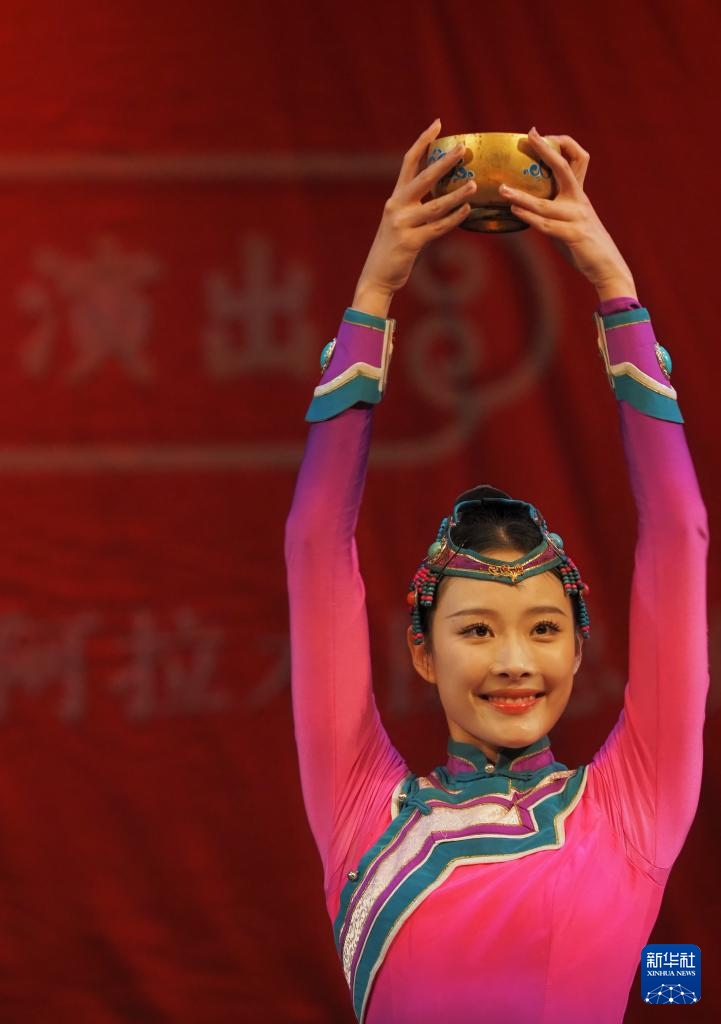 2月11日，在哈薩克斯坦阿拉木圖的阿拜國(guó)家歌劇和芭蕾舞劇院，中國(guó)演員表演舞蹈。新華社記者 趙宇 攝