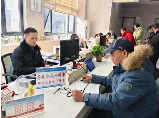 市民在 “高效辦成一件事” 窗口辦理業(yè)務。彭雪松攝