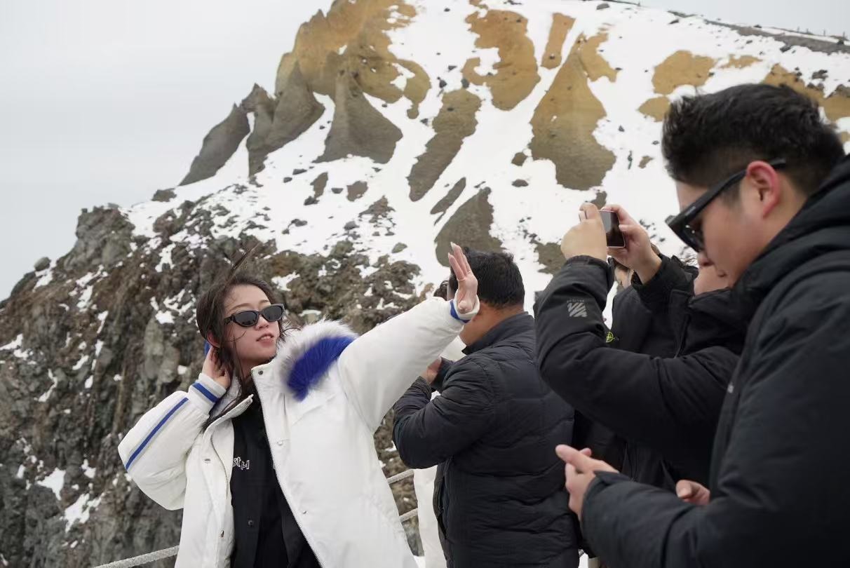 長白山天池旁游客拍照留念。人民網(wǎng) 皇甫萬里攝