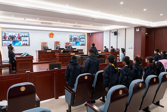 圖③：同學(xué)們開展模擬法庭活動。