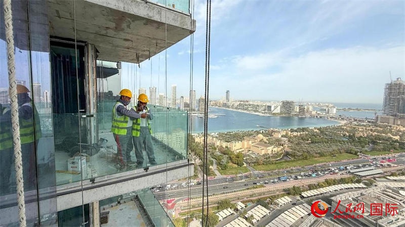 工人正在高層作業(yè)。人民網(wǎng)塔里克·易卜拉欣攝