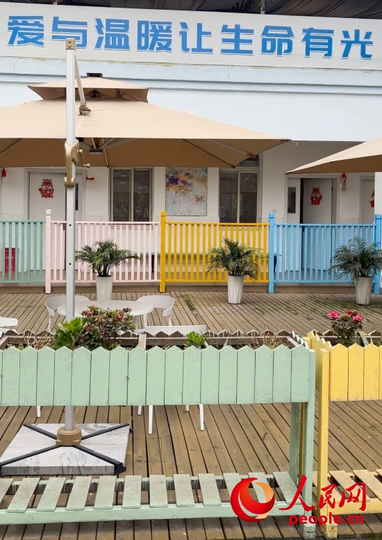 為讓“老小孩”住著開(kāi)心，南泉鎮(zhèn)衛(wèi)生院設(shè)計(jì)成幼兒園風(fēng)格。人民網(wǎng) 陳葉欣攝