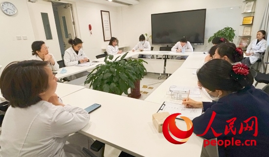 交班會(huì)上，海淀醫(yī)院安寧療護(hù)團(tuán)隊(duì)討論患者和家屬需求。人民網(wǎng)記者 金慧慧攝