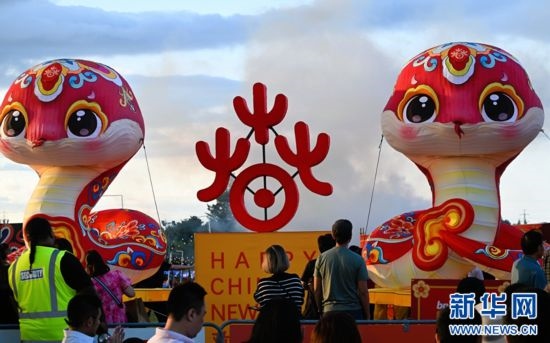 圖為游客在2025年奧克蘭元宵燈節(jié)游覽。（圖片由奧克蘭中國(guó)文化中心提供）