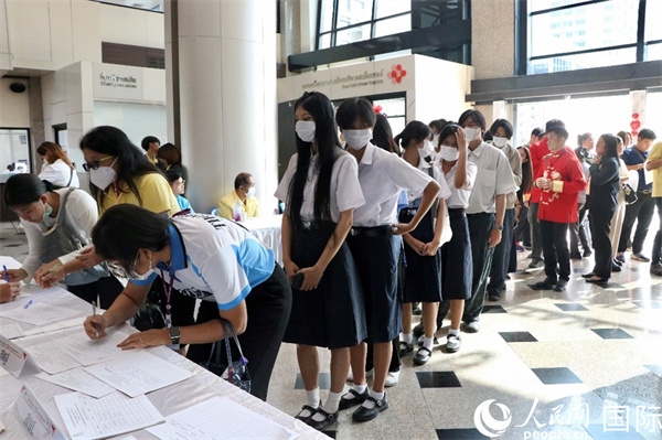 獻(xiàn)血者排隊填寫報名表。朱瀟逸攝
