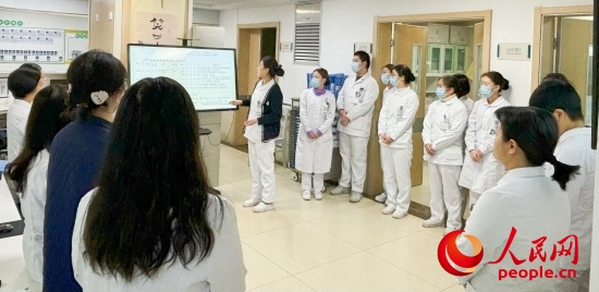 華西第四醫(yī)院姑息醫(yī)學(xué)科交班會(huì)上，護(hù)士介紹患者情況。人民網(wǎng)記者 金慧慧攝