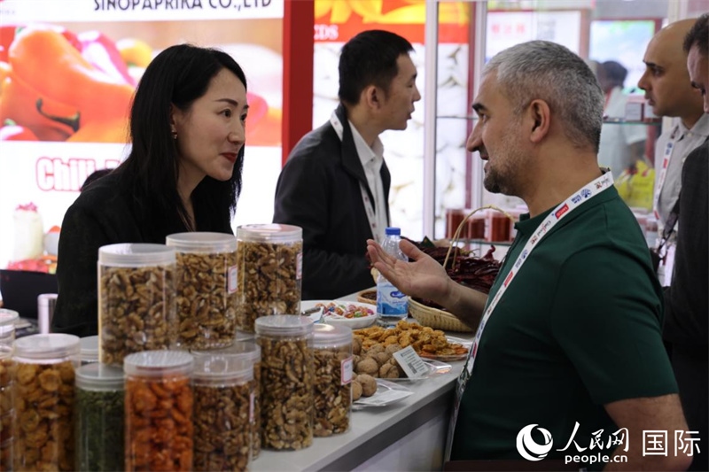 中外商家在第三十屆海灣食品展上交流。人民網(wǎng)記者 張志文攝