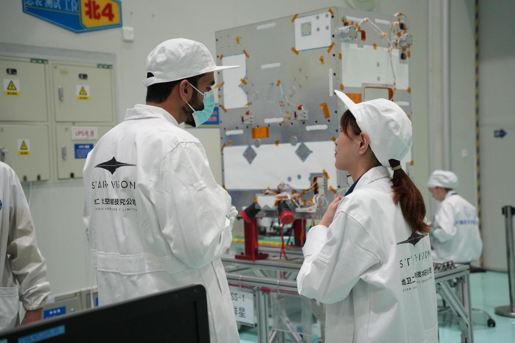 阿曼技術(shù)人員在中國接受培訓(xùn)。阿曼蘭斯航天公司供圖