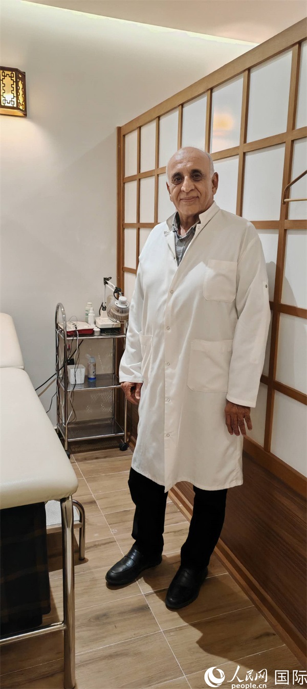 哈利勒在中醫(yī)診所。人民網(wǎng)記者 黃培昭攝