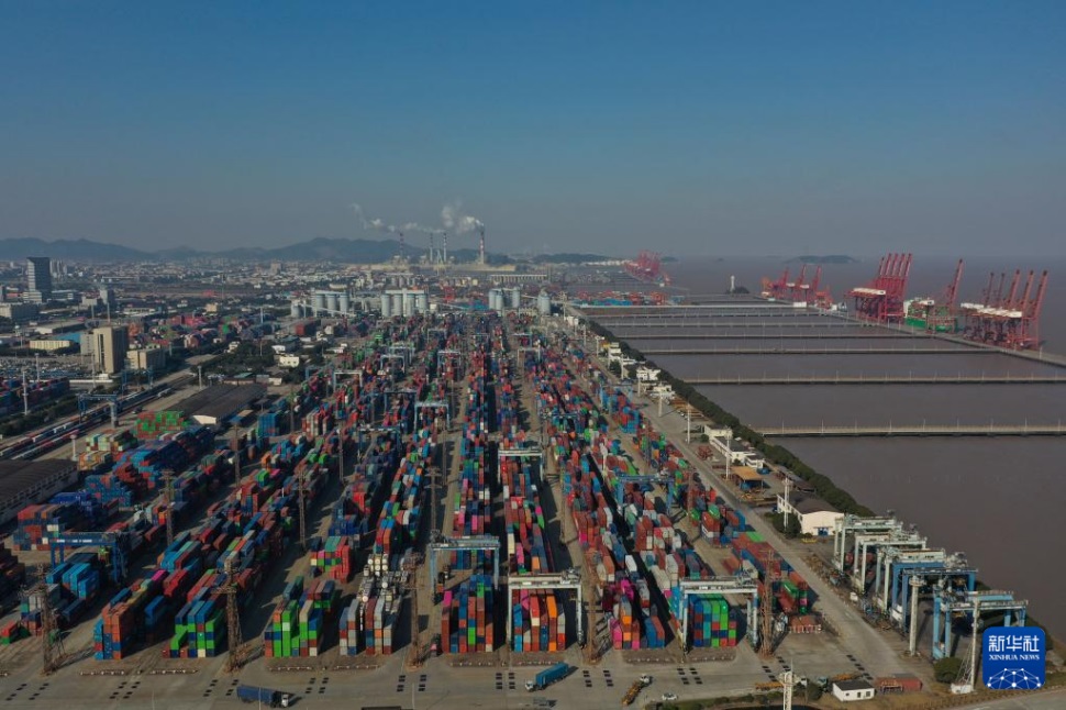  1月24日拍攝的寧波舟山港北侖港區(qū)集裝箱碼頭。 新華社記者 黃宗治 攝