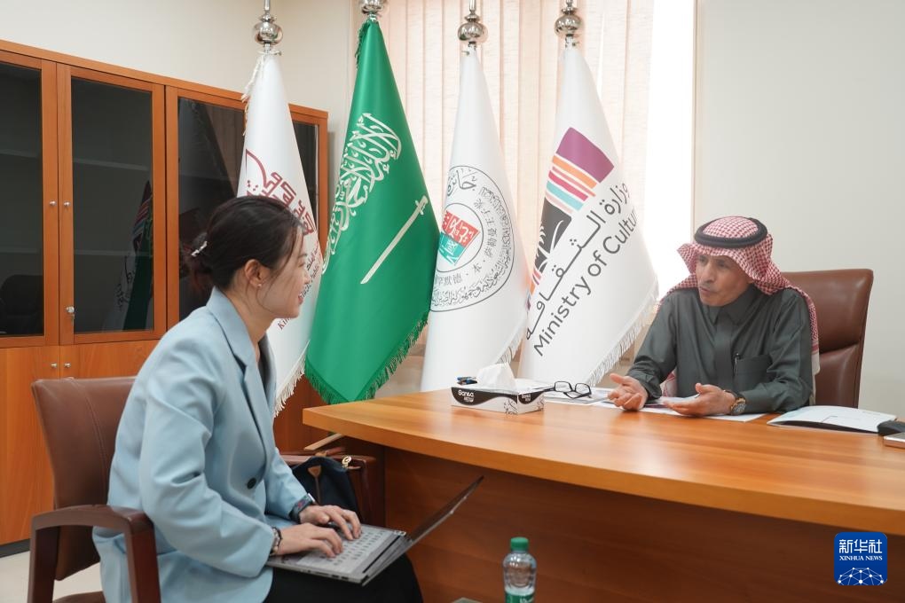 2月19日，“穆罕默德·本·薩勒曼王子沙特-中國文化合作獎”（簡稱“穆罕默德·本·薩勒曼王子獎”）秘書長阿卜杜勒·穆赫辛·阿基利（右）在沙特首都利雅得接受新華社記者專訪。新華社記者 尹炣 攝