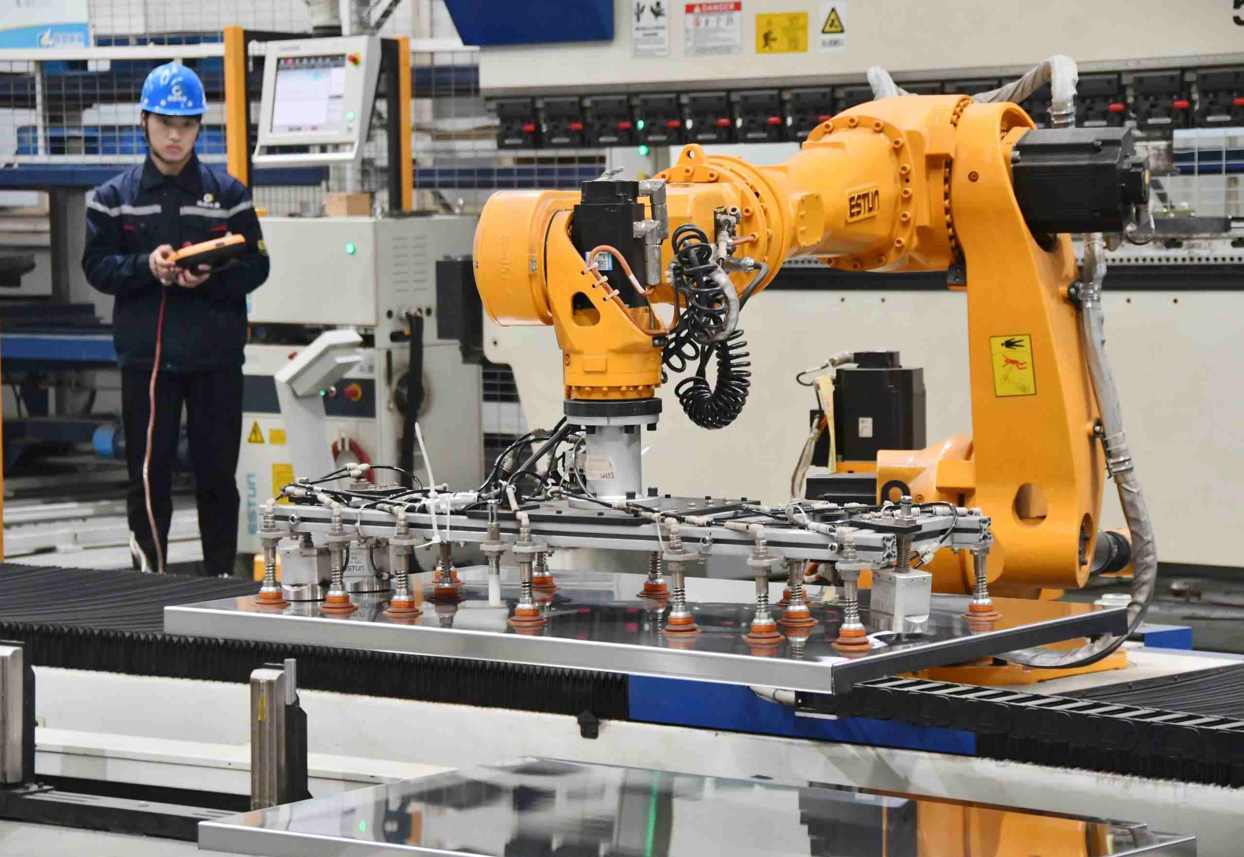 △2025年2月21日，河北邯鄲永年區(qū)工業(yè)園區(qū)的一家企業(yè)，工人正在操控工業(yè)機(jī)器人作業(yè)。