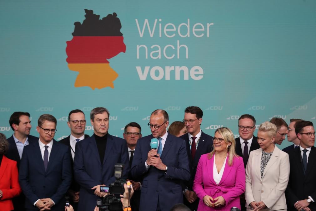 2月23日，在德國柏林的基督教民主聯(lián)盟總部，聯(lián)盟黨總理候選人默茨（中）在出口民調(diào)顯示領(lǐng)先后接受祝賀。新華社記者杜哲宇攝