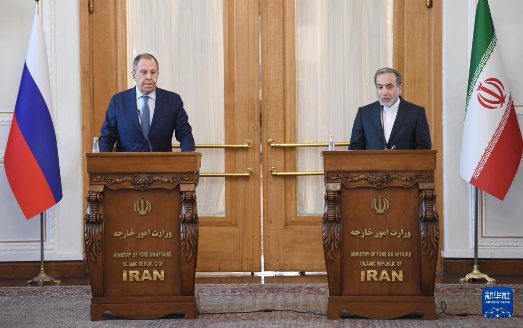2月25日，在伊朗德黑蘭，伊朗外交部長阿拉格齊（右）與俄羅斯外長拉夫羅夫出席聯(lián)合新聞發(fā)布會(huì)。新華社記者 沙達(dá)提 攝