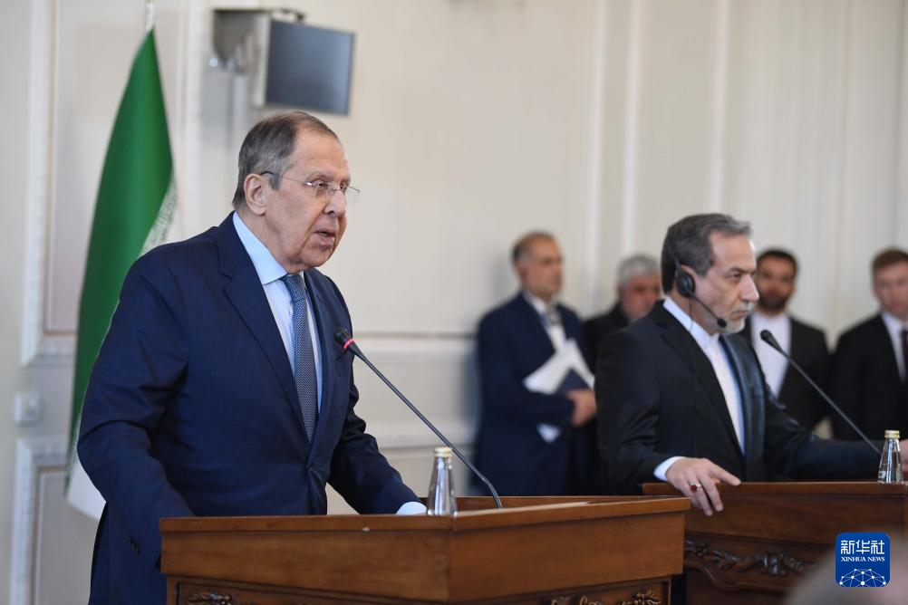 2月25日，在伊朗德黑蘭，俄羅斯外長拉夫羅夫（左）與伊朗外交部長阿拉格齊出席聯(lián)合新聞發(fā)布會(huì)。新華社記者 沙達(dá)提 攝