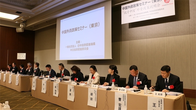 商務(wù)部和工業(yè)和信息化部相關(guān)司局負(fù)責(zé)人進(jìn)行政策說明以及答疑解惑。人民網(wǎng) 許可攝