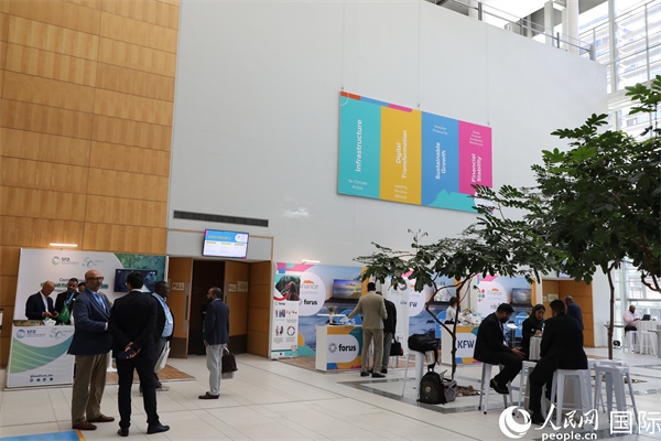 第5屆“共同金融”峰會(huì)在南非開普敦國(guó)際會(huì)議中心開幕。圖為與會(huì)嘉賓正在交談。人民網(wǎng)記者 戴楷然攝