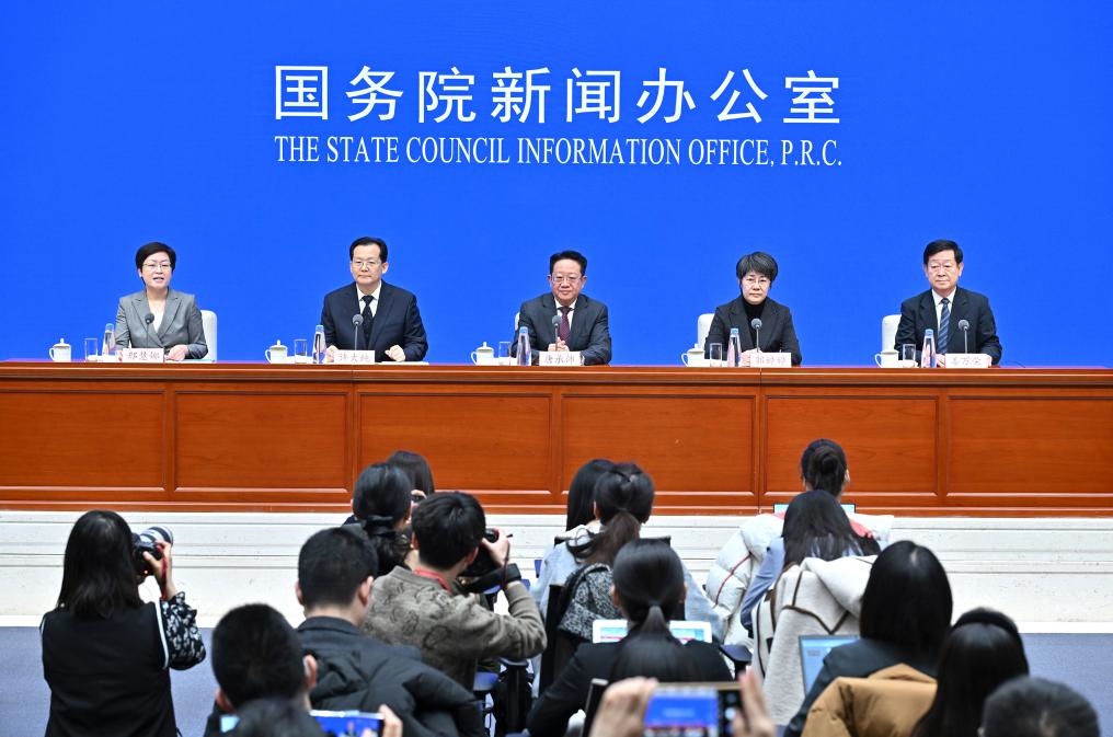 2月28日，國務(wù)院新聞辦公室在北京舉行國務(wù)院政策例行吹風(fēng)會，民政部副部長唐承沛、財(cái)政部副部長郭婷婷、自然資源部副部長許大純、住房城鄉(xiāng)建設(shè)部副部長姜萬榮和國務(wù)院新聞辦公室新聞發(fā)言人介紹2024年國務(wù)院部門辦理全國人大代表建議和全國政協(xié)提案工作有關(guān)情況，并答記者問。新華社記者 李鑫 攝