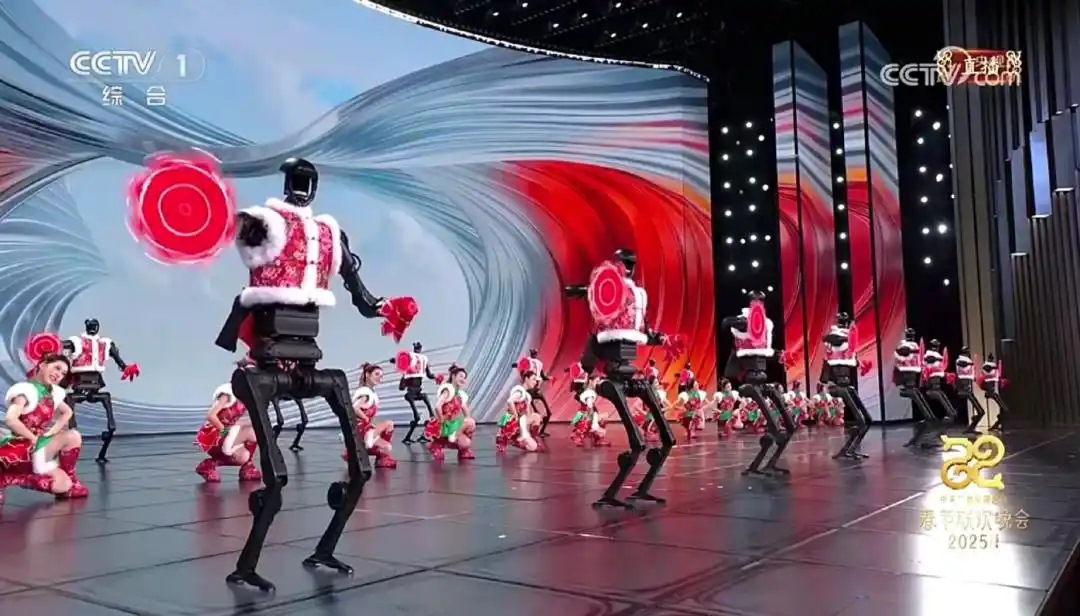 △今年春晚，宇樹(shù)科技人形機(jī)器人身穿東北特色的花棉襖扭秧歌，呈現(xiàn)出全新視覺(jué)效果。