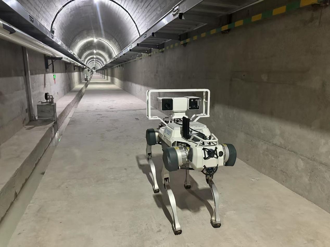 機(jī)器人正在對(duì)大壩廊道進(jìn)行巡檢，重點(diǎn)監(jiān)測(cè)裂縫，滲水點(diǎn)，積水等。水利部供圖