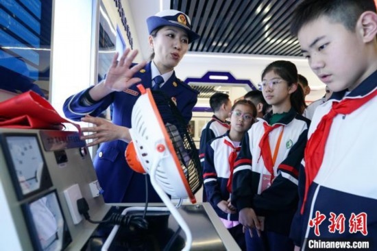 圖為學(xué)生們參觀道里區(qū)消防救援大隊(duì)消防科普體驗(yàn)館內(nèi)電器火災(zāi)演示實(shí)驗(yàn)臺(tái)。中新社記者 趙宇航 攝