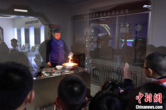 圖為學(xué)生們參觀道里區(qū)消防救援大隊(duì)消防科普體驗(yàn)館內(nèi)火場(chǎng)真實(shí)體驗(yàn)演示區(qū)。中新社記者 趙宇航 攝