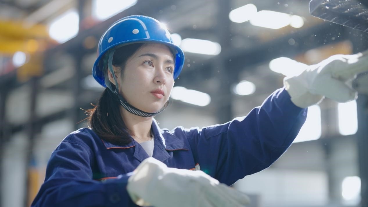 老中鐵路有限公司萬象運營管理中心機輛車間希達在工作中。老中鐵路有限公司供圖