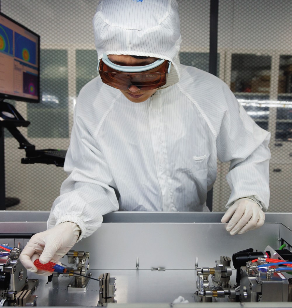 科研人員在廣東東莞阿秒科學中心實驗室調試高性能激光器（2025年1月10日攝）。金立旺攝/本刊