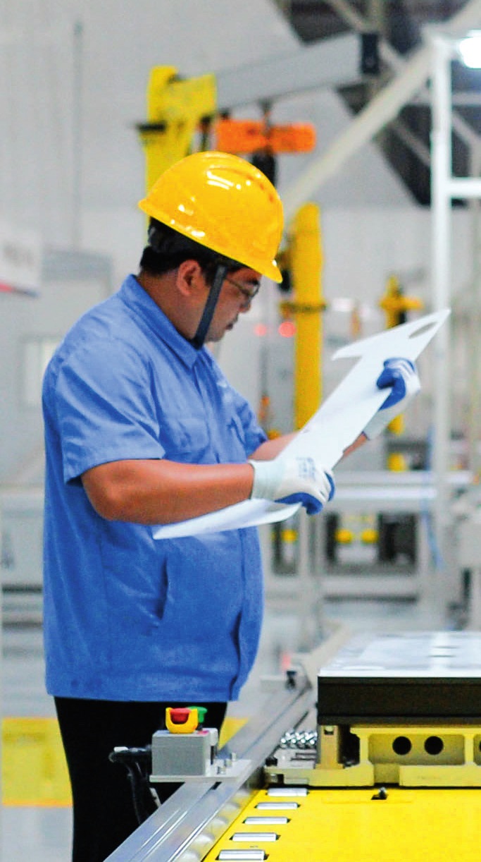 工人在位于廣東珠海的緯景儲能珠海“超G工廠”工作（2024年5月19日攝）。李任滋攝/本刊