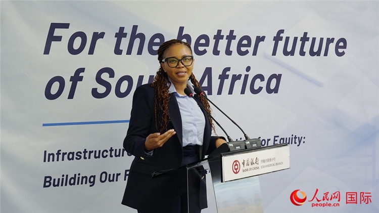 馬塞莫拉女士詳細(xì)介紹了南非政府在基礎(chǔ)設(shè)施建設(shè)方面的最新規(guī)劃和社會(huì)公益項(xiàng)目。人民網(wǎng) 劉暢攝
