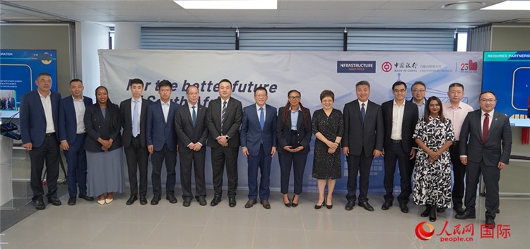 與會(huì)嘉賓合影。人民網(wǎng) 劉暢攝